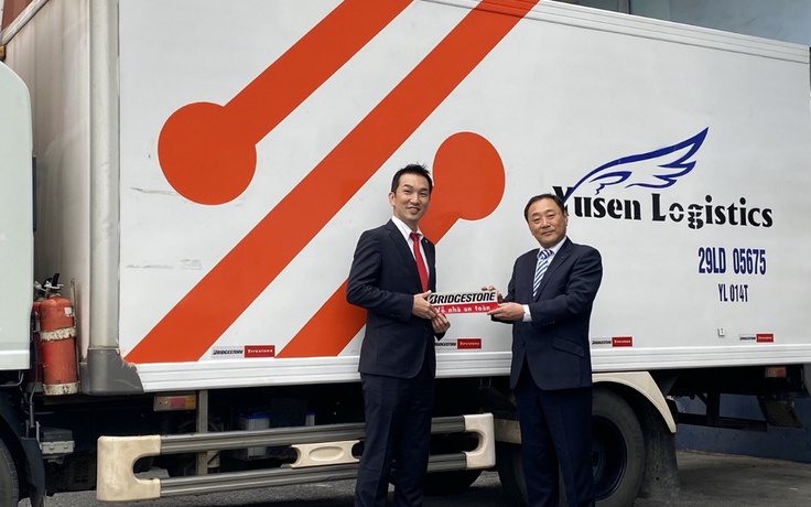 Bridgestone phối hợp Yusen Logistics tặng 10.000 bộ phản quang đến các bác tài
