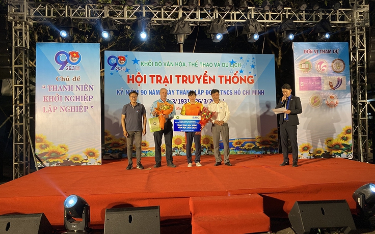 VĐV bơi lội Nguyễn Thị Ánh Viên nhận học bổng từ ACC Việt Nam