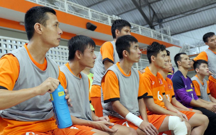 Tuyển futsal Việt Nam: Chờ cơm chị nuôi tại Colombia