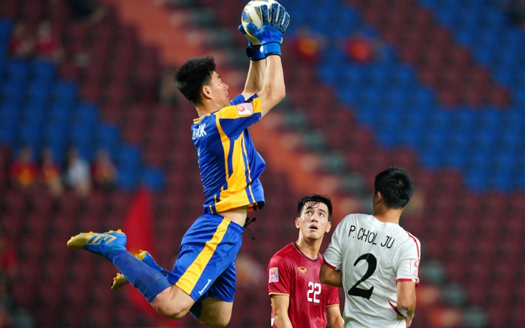 HLV Ri Yu Il: 'Sai lầm của Bùi Tiến Dũng là bình thường trong bóng đá'