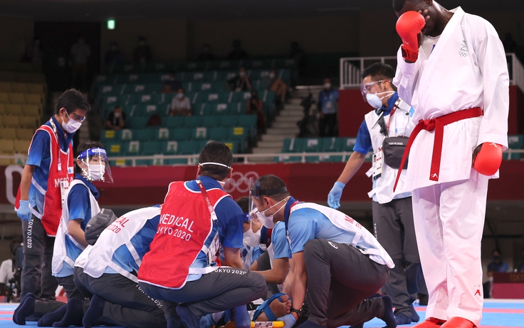 VĐV đoạt HCV bị đánh knock-out ngất trên sân: Karatedo vừa ra mắt khó trụ lại Olympic?