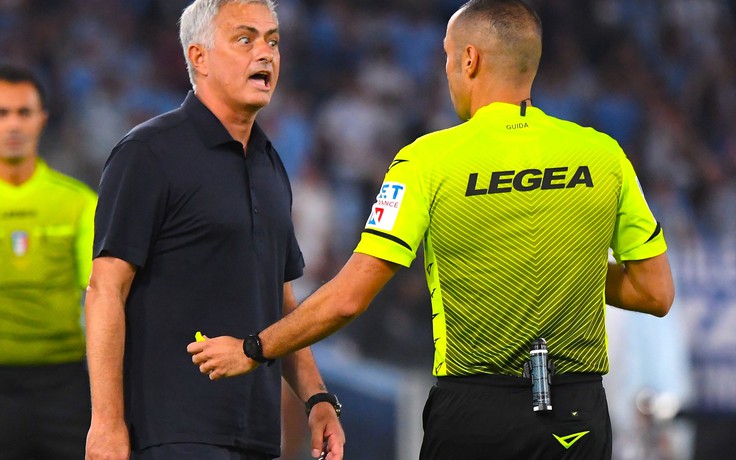 HLV Mourinho: 'Trọng tài và VAR đã phá hỏng trận derby thành Rome'