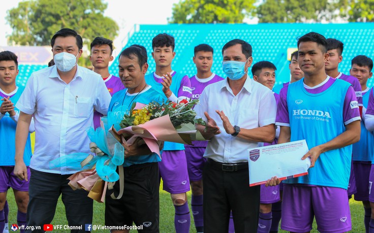 Lãnh đạo VFF ghé thăm, U.23 Việt Nam được mời đá giải U.23 IFT quá xịn