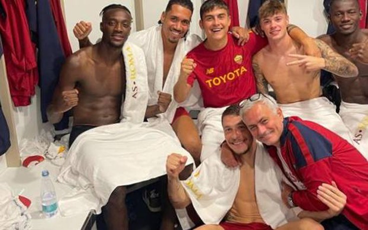 Jose Mourinho ngồi xe buýt giúp AS Roma phá dớp, đẩy Inter Milan vào khủng hoảng