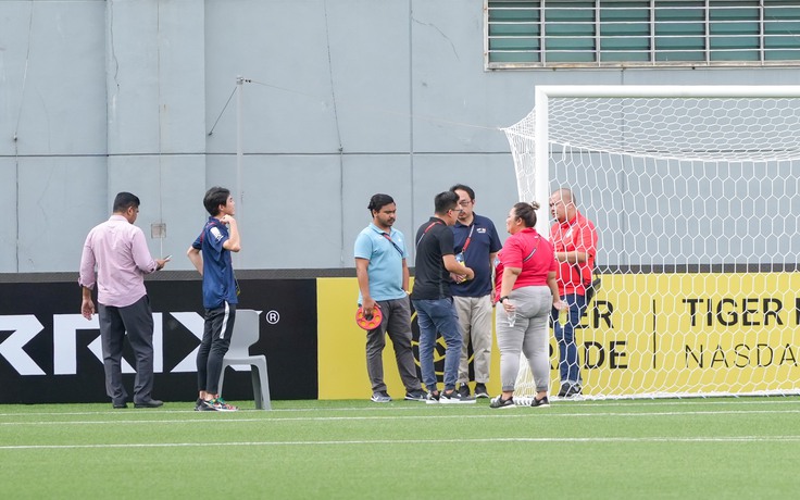BTC cẩn thận kiểm tra khung thành trận đấu giữa tuyển Việt Nam – Singapore