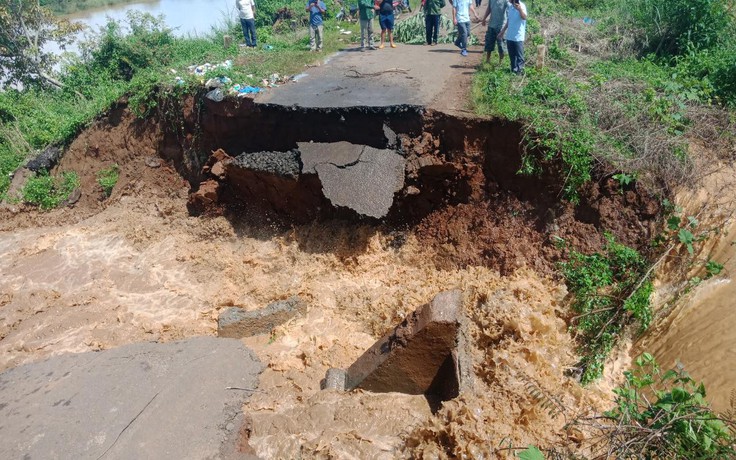 Đắk Lắk: Mưa lũ gây hỏng đường, 500 hộ dân bị cô lập