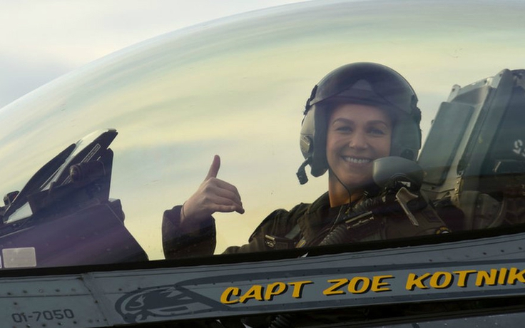 Nữ chỉ huy đầu tiên của đội bay biểu diễn Không quân Mỹ mất chức chỉ sau 2 tuần