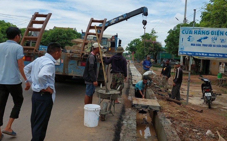 Dân 'kêu trời' về tấm đan mương thoát nước: Yêu cầu nhà thầu khắc phục ngay