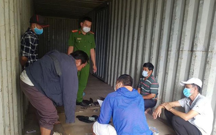 Đắk Lắk: Giữa mùa dịch Covid-19, chui vô thùng xe container đánh bạc