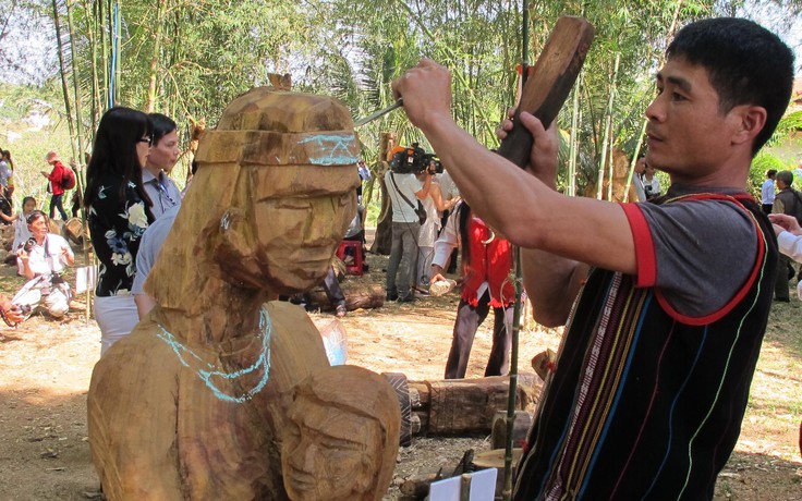 Sôi nổi hội thi tạc tượng gỗ các dân tộc Tây nguyên