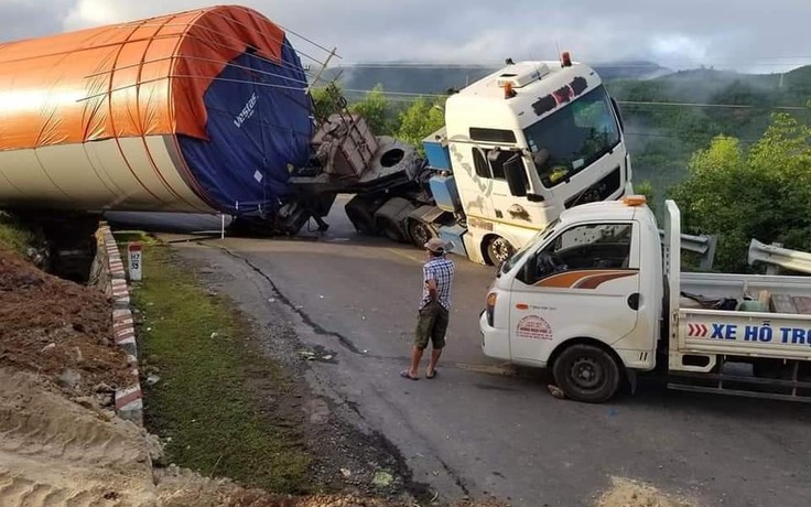 Đắk Lắk: Xe chở trụ điện gió ngã ngang đường, phải mở lối thông tuyến trên QL26