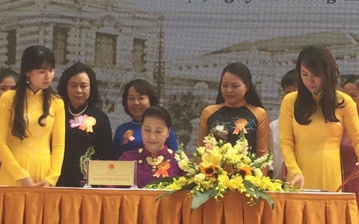 Chủ tịch Quốc hội thực hiện nghi thức phát hành bộ tem Đồng Khánh – Trưng Vương