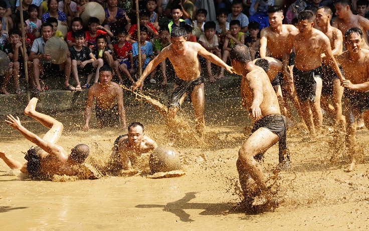 Đặc sắc lễ hội vật cầu bùn chỉ có ở làng Vân, Bắc Giang