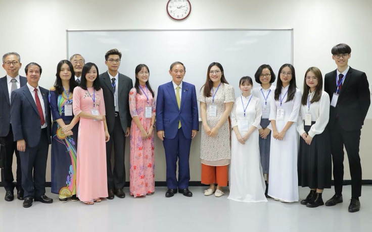 Thủ tướng Nhật Bản Suga Yoshihide giao lưu với sinh viên Trường đại học Việt Nhật