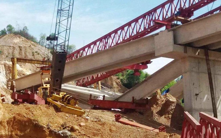 Sập 3 dầm cầu tại dự án đường cao tốc La Sơn - Tuý Loan