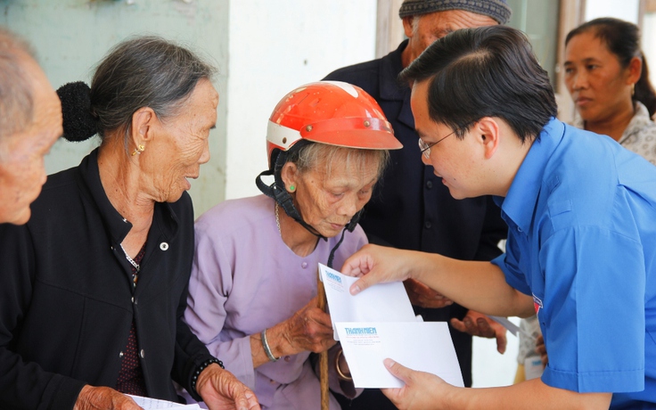 Bí thư Trung ương Đoàn Nguyễn Anh Tuấn tặng quà cho người dân vùng tâm bão