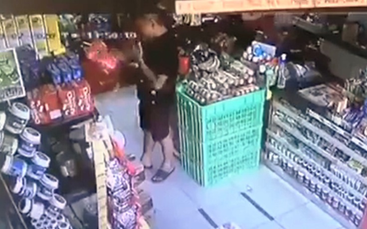 Đà Nẵng: Người đàn ông vào siêu thị dùng nước bọt bôi lên các gói thực phẩm là ai?
