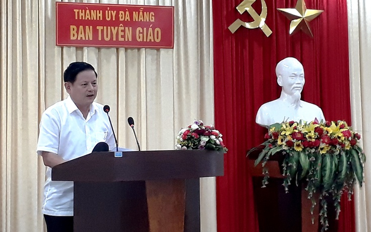 Đà Nẵng tặng đại biểu dự hội nghị Đảng bộ thành phố một tập sách