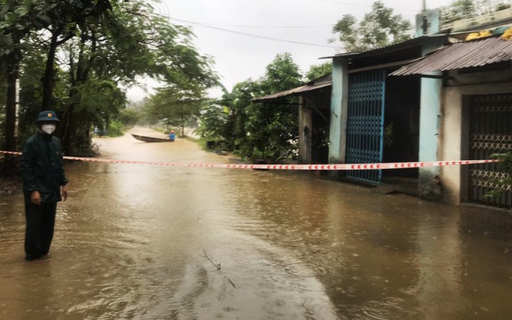 Đà Nẵng vừa khẩn trương sơ tán dân vùng trũng, vừa đảm bảo phòng dịch Covid-19