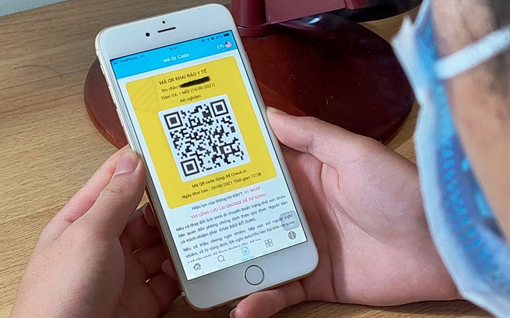 Đà Nẵng: Bỡ ngỡ với 'thẻ thông hành' gắn mã QR màu xanh, vàng