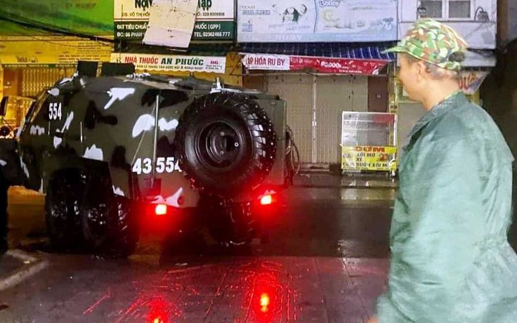 Xe thiết giáp đưa sản phụ đến bệnh viện trong đêm bão đổ bộ Đà Nẵng