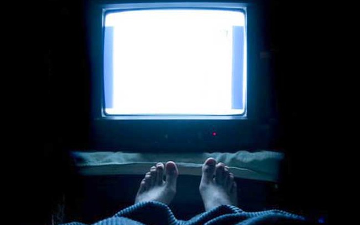 Ngủ trong lúc tivi vẫn bật, có hại cho sức khỏe không?
