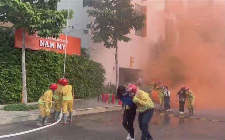 Diễn tập cứu 20 người bị mắc kẹt trong đám cháy ở Trường Đại học Văn Lang
