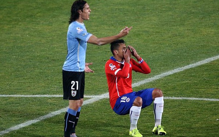 Hậu vệ Chile nói cha Cavani xứng đáng ngồi tù 20 năm