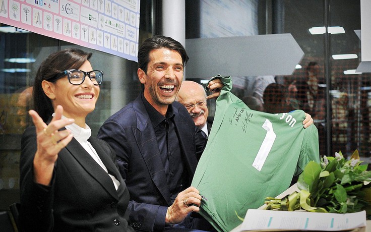 Buffon nhận tin vui với bạn gái mới