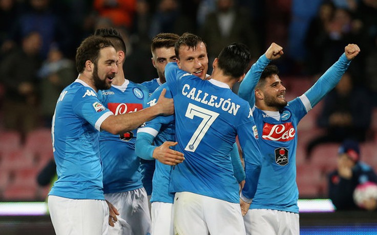 Napoli tạm qua mặt Juventus, lên ngôi đầu Serie A