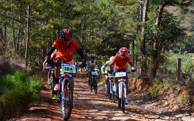 Khởi tranh giải đua xe đạp địa hình Dalat Victory Challenge 2017