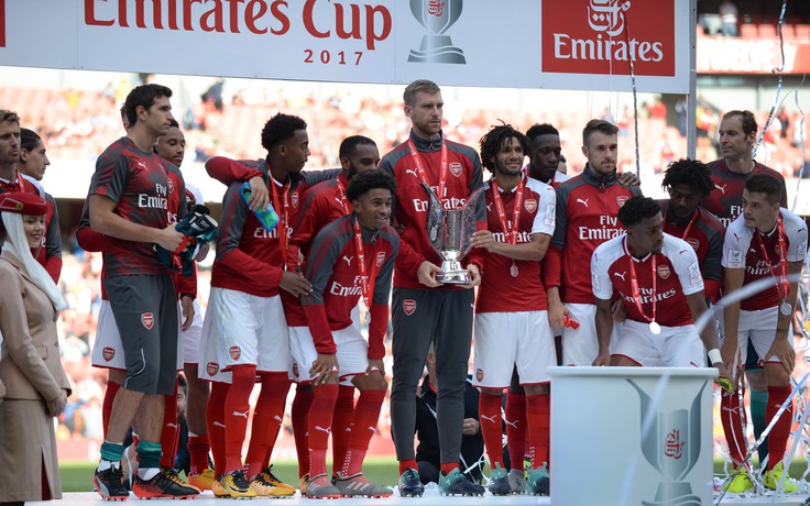 Thua Sevilla, Arsenal vẫn đăng quang Emirates Cup