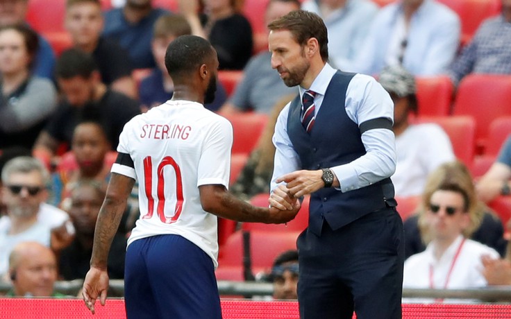 Southgate cảnh báo 'chuyên gia ngã vờ' Sterling coi chừng công nghệ VAR