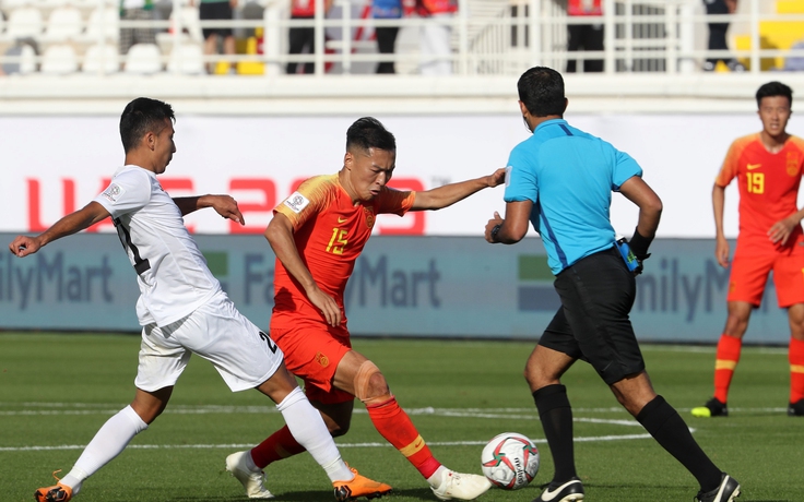 Asian Cup 2019: Thủ môn Kyrgyzstan 'giúp' Trung Quốc có 3 điểm