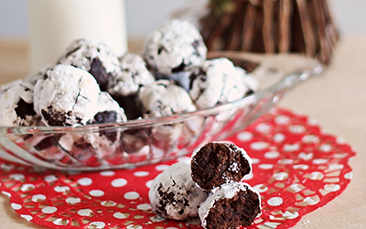 Cách làm bánh Chocolate Crinkles - bánh quy phủ tuyết của mùa đông