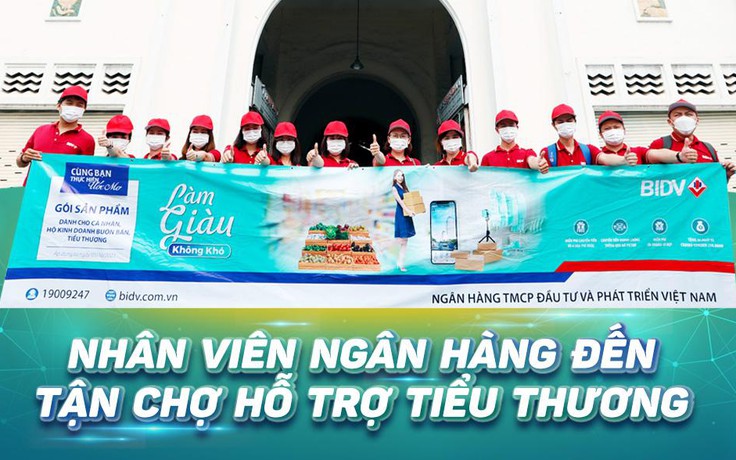 Nhân viên ngân hàng đến tận chợ hỗ trợ tiểu thương