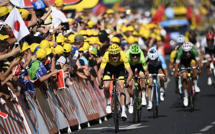 Tour de France 2017: Nhờ bánh xe đồng đội, Froome tiếp tục giữ áo vàng