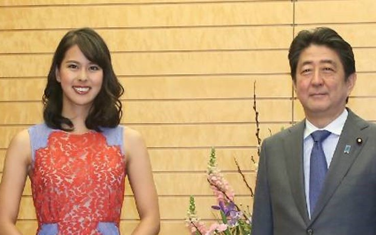 Thủ tướng Shinzo Abe lộ thành tích chơi golf với Hoa hậu Hoàn vũ Nhật Bản
