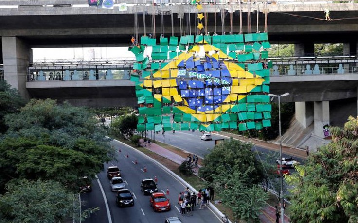 Người leo núi Brazil tạo một bức tranh ghép cổ vũ 'Selecao' tại World Cup 2018