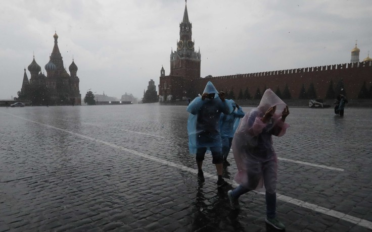 Moscow đóng cửa Fan zone do mưa bão
