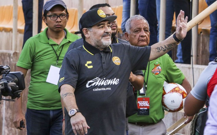 Maradona từ chức ghế huấn luyện ở Mexico để đến… bệnh viện