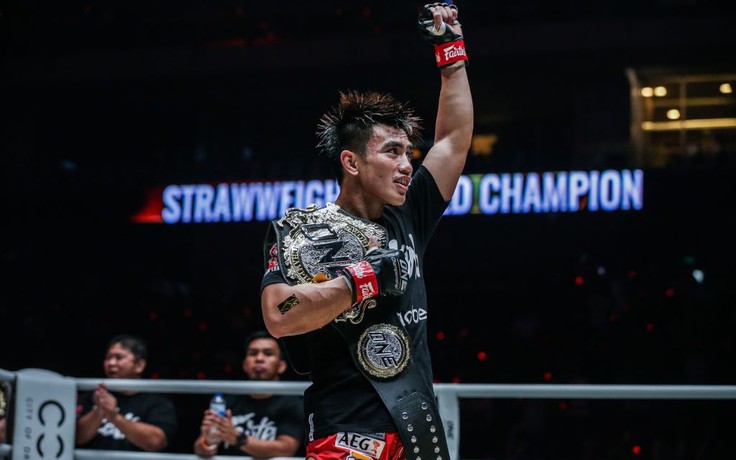 Joshua bảo vệ đai vô địch thế giới bằng đòn siết kinh điển tại ONE Championship