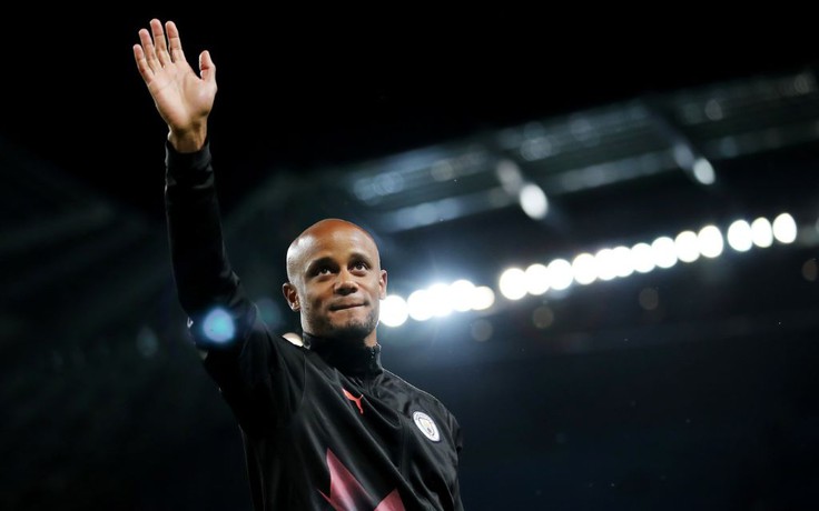 Cựu đội trưởng Man City Vincent Kompany treo giày ở tuổi 34 để ngồi 'ghế nóng'