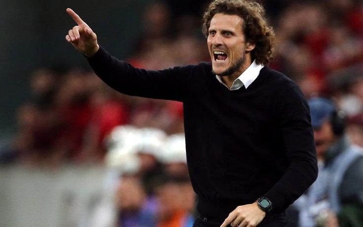 Cựu danh thủ M.U, Diego Forlan ‘ngã ngựa’ ngay lần đầu ngồi ghế HLV