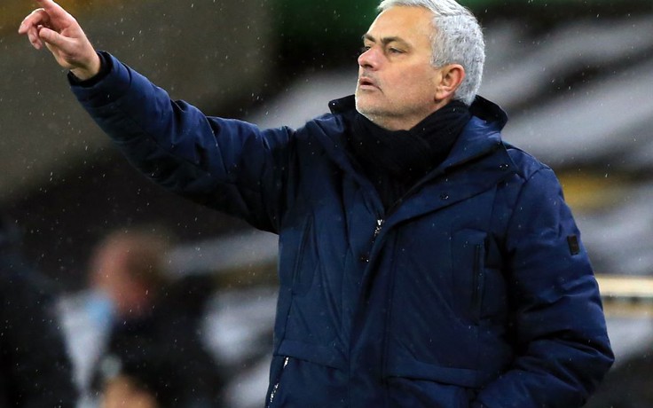 Mourinho gây sốc khi ví Ngoại hạng Anh như giải U.13 tại Bồ Đào Nha