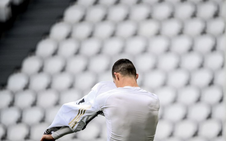 Dư luận tìm lý do Cristiano Ronaldo bực tức ném áo Juventus xuống đất