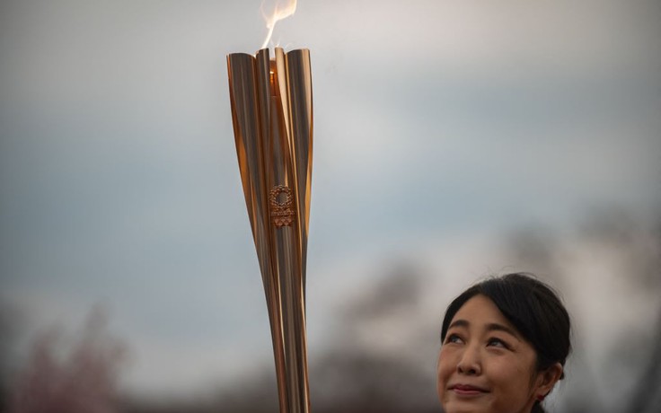 Hành trình ngọn đuốc Olympic Tokyo di chuyển… bí mật và liên tục bị ‘chặn đường’
