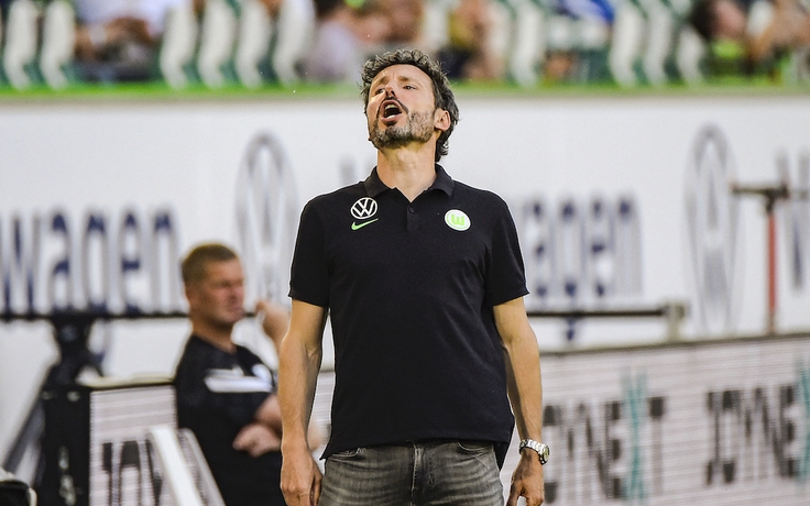 Danh thủ Hà Lan Van Bommel gặp ‘tai nạn’ ở trận đầu dẫn dắt Wolfsburg