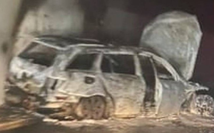 Sốc vụ CĐV chặn đường, đốt rụi xe của trọng tài giải hàng đầu Bosnia