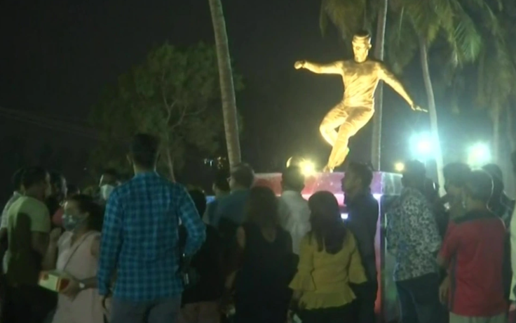 Bức tượng của Ronaldo gây náo loạn ở Ấn Độ